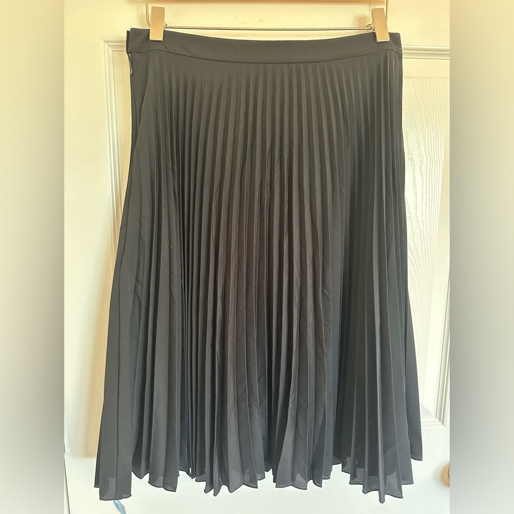 Burberry Uniform Elegant Black Pleated Midi Skirt Size 8